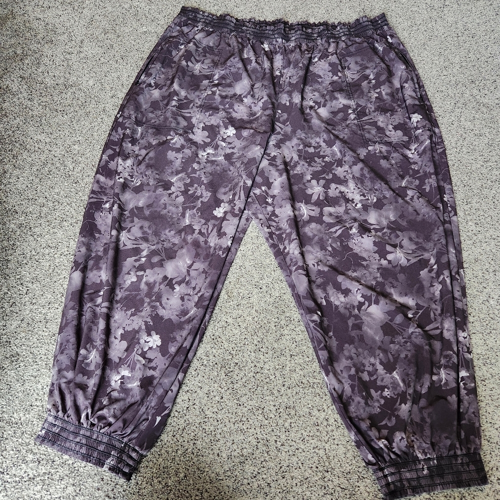 Athleta Savannah jogger In Lumen Black Floral Size Women's 26 - Picture 9 of 12